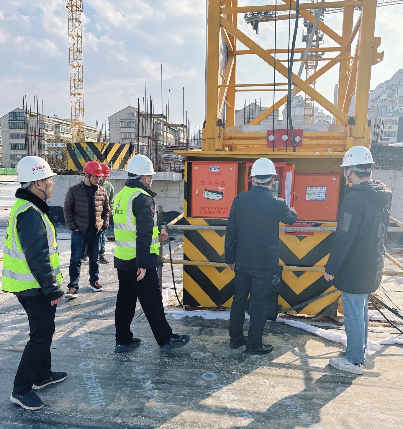 2月18日，一分公司领导带队对王卫片区城市更新总承包项目施工现场临时用电、大型设备、安全防护等情况进行了深入检查，并对下一步计划及要求作出详细安排，要求项目全员、全面、全力进入工作状态，以开工即决战的心态，抓实抓细安全、质量管理，强控风险，明确目标任务，确保项目按计划节点顺利推进。.png