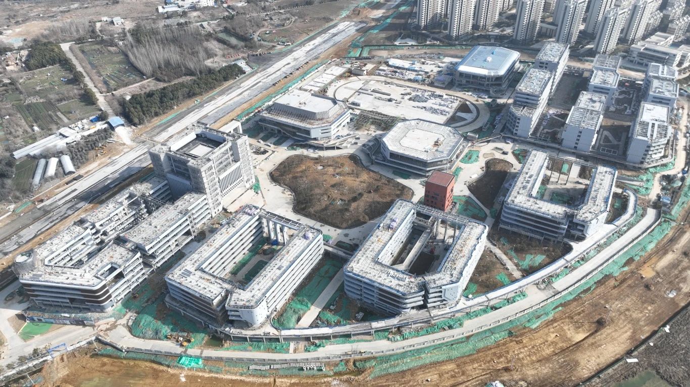 为确：戏室恢袖呛有Ｇ钅2024年竣工交付节点如期完成，迅速掀起春节后复工即大干劳动热潮，形成一股紧张快干、提速争先的浓厚氛围，2月16日，合肥一中淝河校区项目召开节后复工动员大会。会上，各部门负责人报告了2023年度收尾工作情况及今年的工作任务，以月、周为时间轴线，明确各目标节点，并以图表的形式对各劳务班组负责人进行全面交底，落实工作目标责任制，做到责任到人，切实做到工作目标化，目标阶段化，阶段具体化，具体责任化。 (2)_副本.jpg